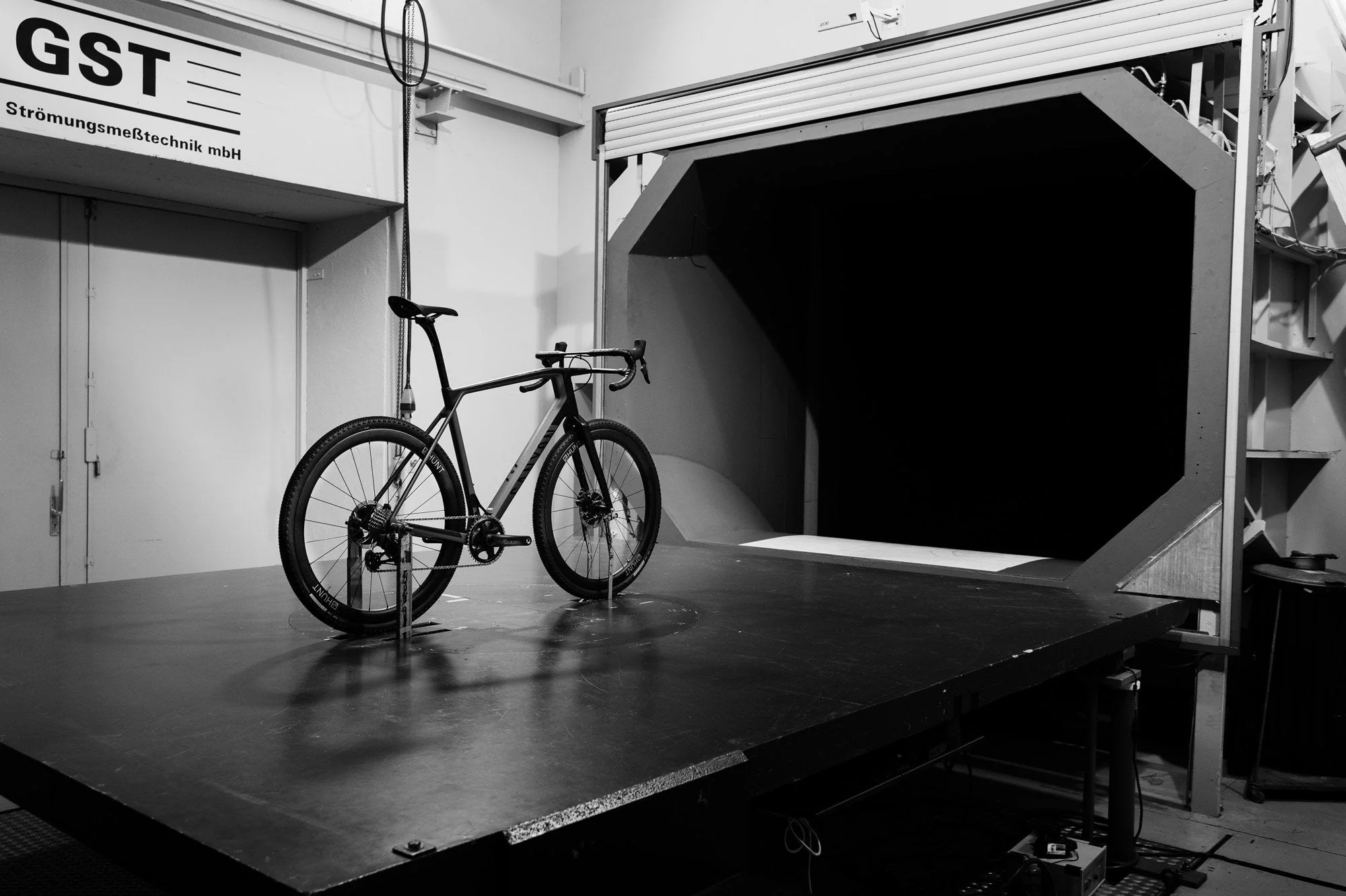 RE:NEW HUNT 42 Limitless Gravel Aero Wheelset - Image 4